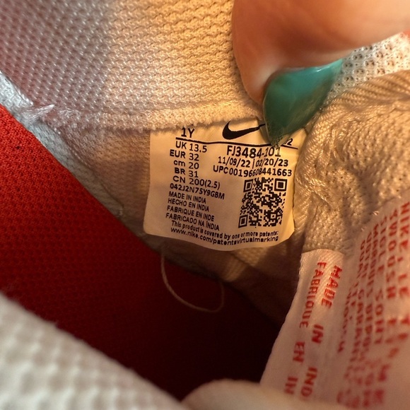 Nike Kids Sneakers in White and Red - Picture 4 of 4